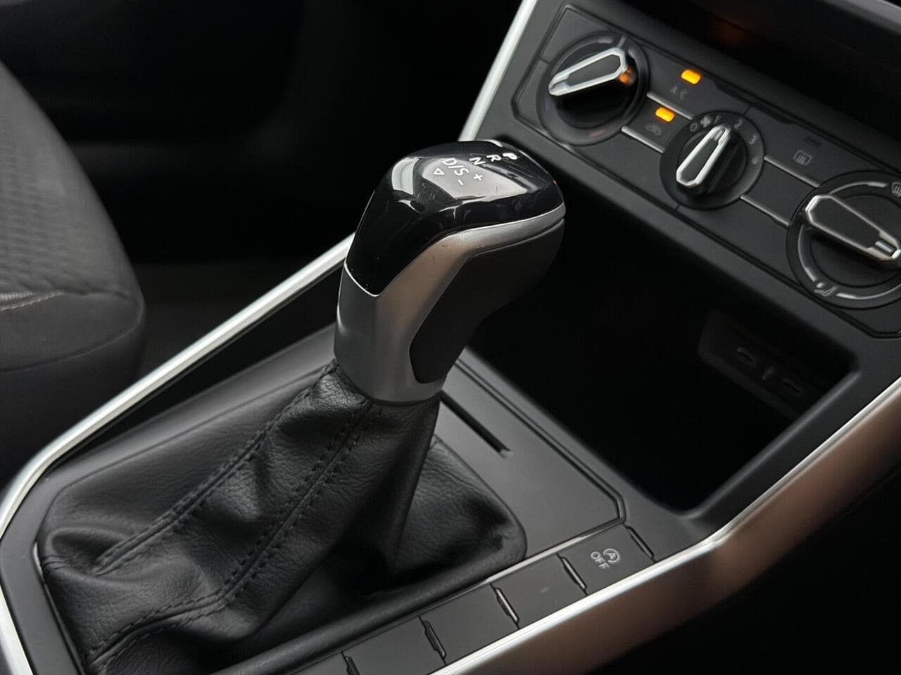 Volkswagen Polo thumbnail Interior Front