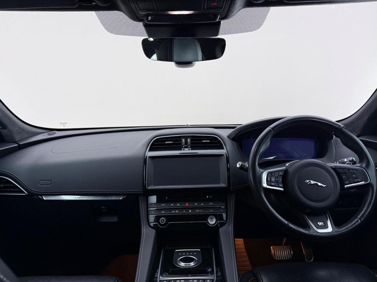 Jaguar F-PACE thumbnail Interior Front