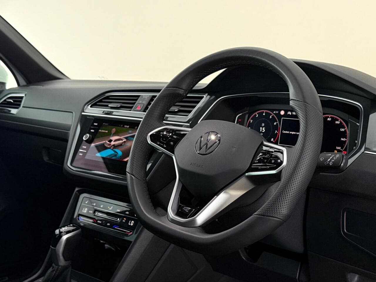 Volkswagen Tiguan thumbnail Interior Front