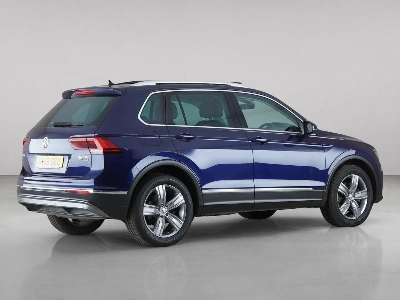 Volkswagen Tiguan thumbnail Rear Right