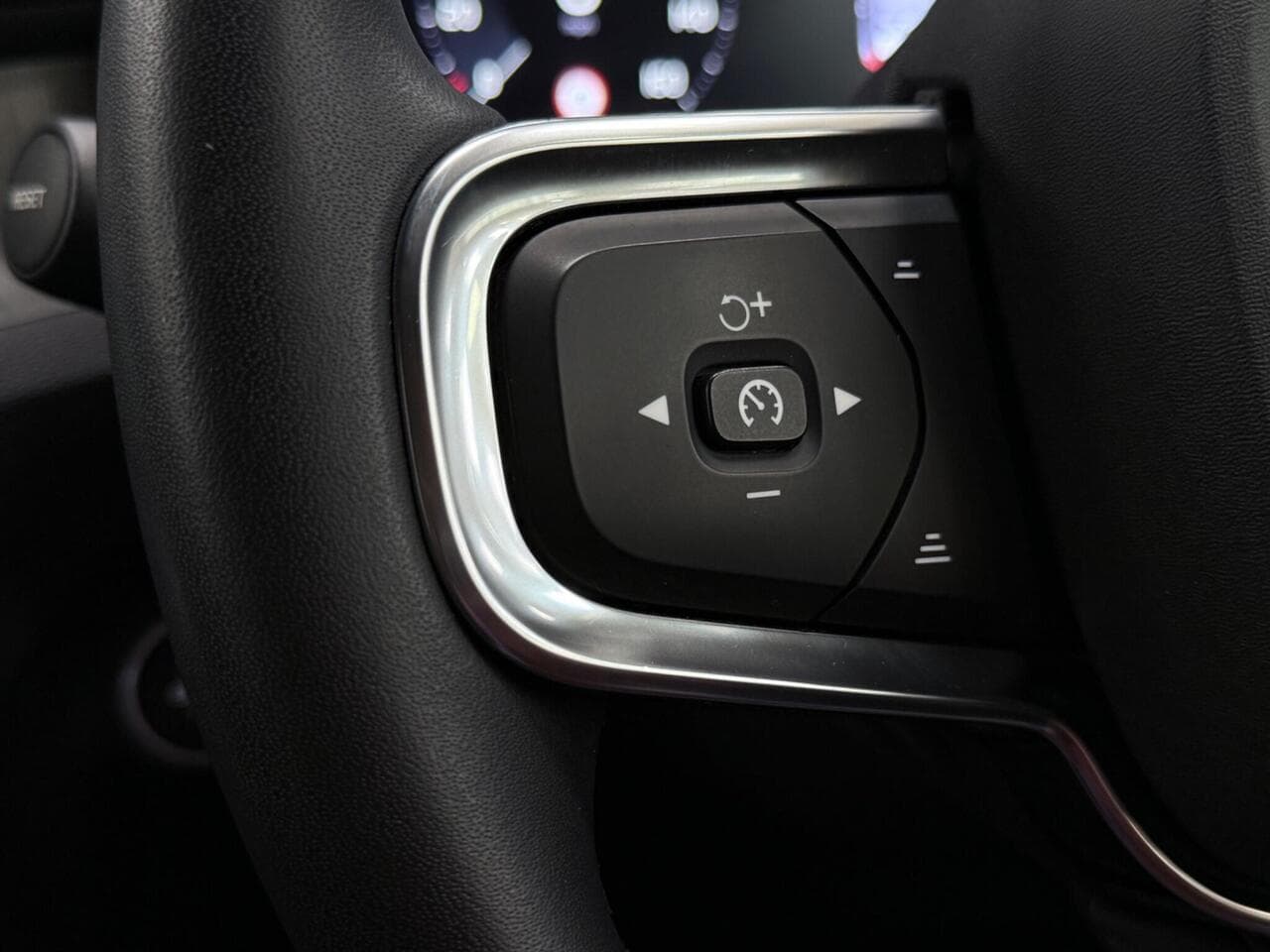Volvo XC40 thumbnail Misc Controls