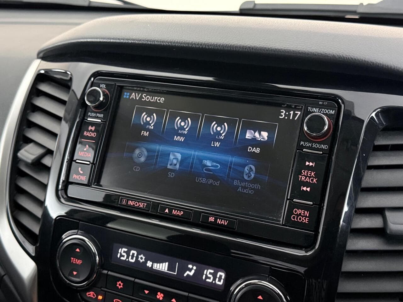 Mitsubishi L200 thumbnail Infotainment System