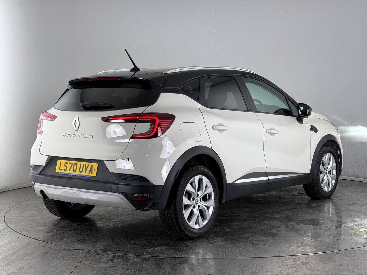 Renault Captur thumbnail Rear Right