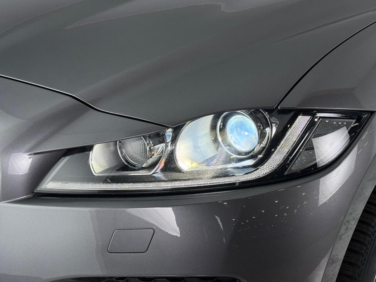 Jaguar F-PACE thumbnail Lights Front