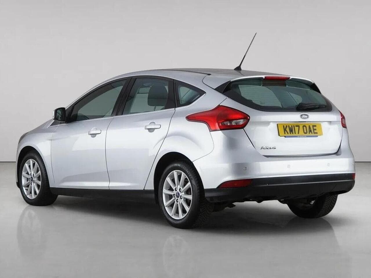 Ford Focus thumbnail Rear Left