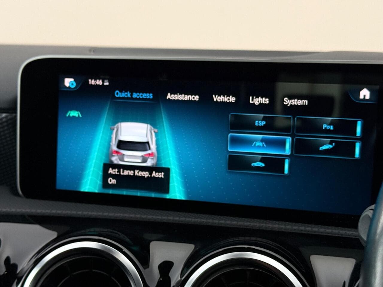 Mercedes-Benz A Class thumbnail Infotainment System