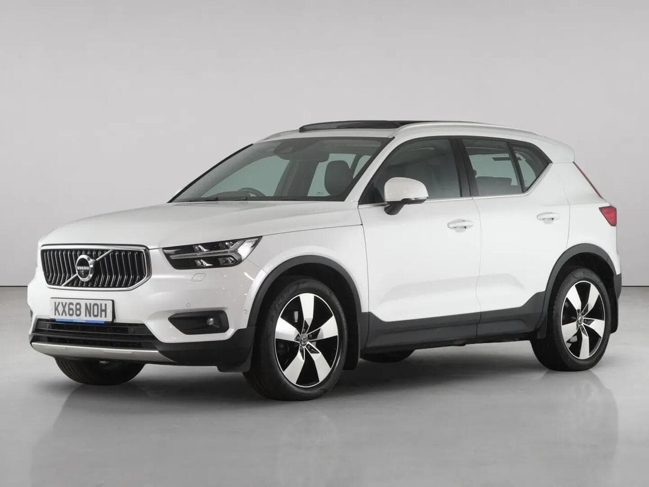 Volvo XC40 thumbnail Front Left
