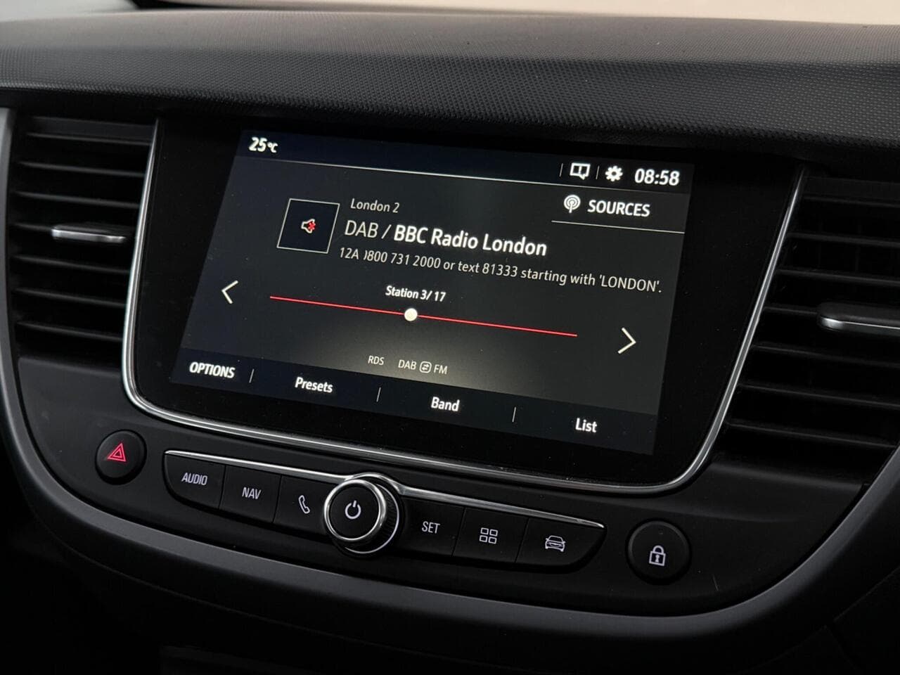 Vauxhall Crossland thumbnail Infotainment System