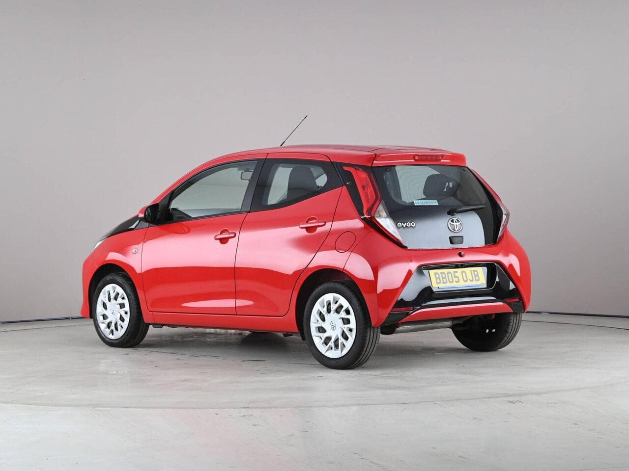Toyota AYGO thumbnail Front Left