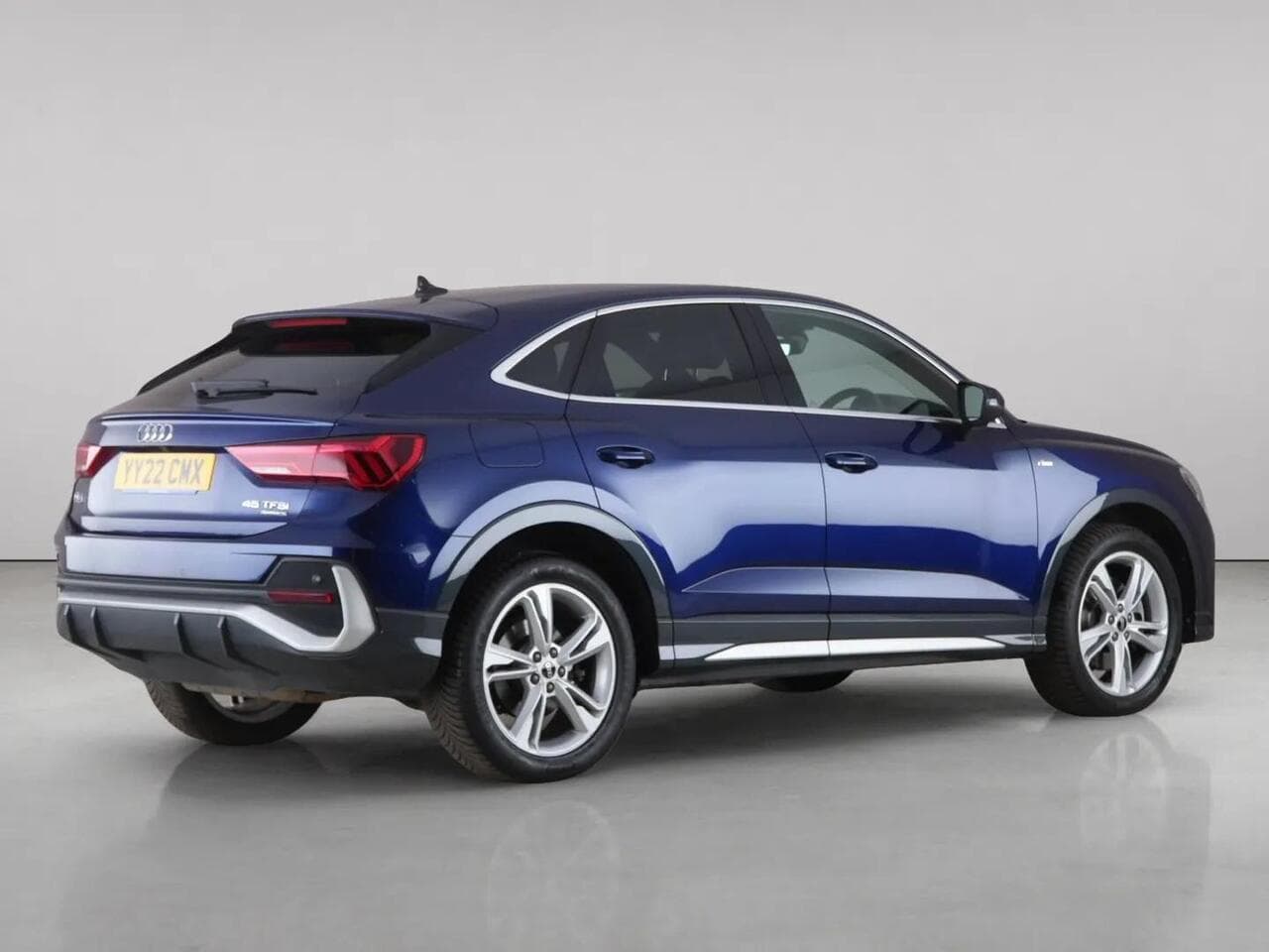 Audi Q3 thumbnail Rear Right
