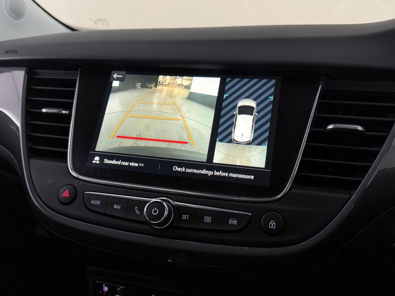 Vauxhall Crossland thumbnail Infotainment System