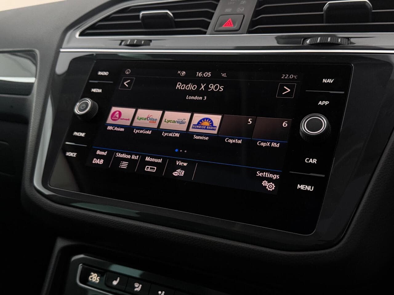 Volkswagen Tiguan thumbnail Infotainment System
