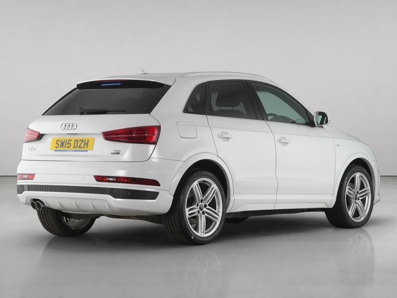 Audi Q3 thumbnail Rear Right