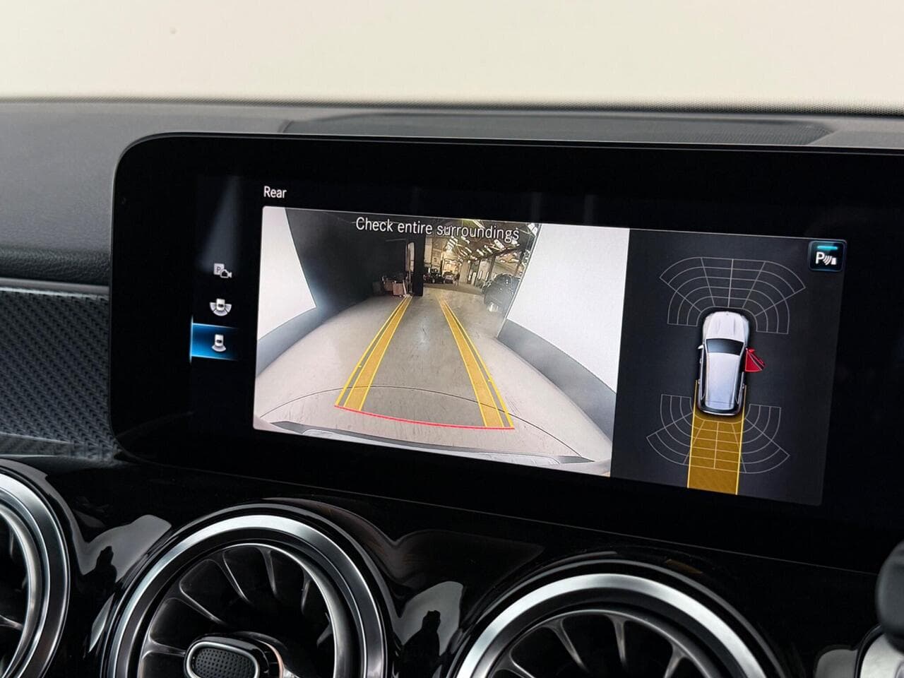 Mercedes-Benz GLB thumbnail Infotainment System