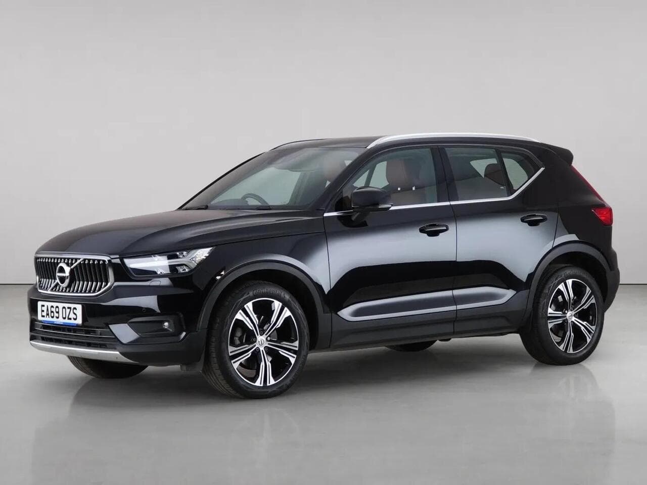 Volvo XC40 thumbnail Front Left