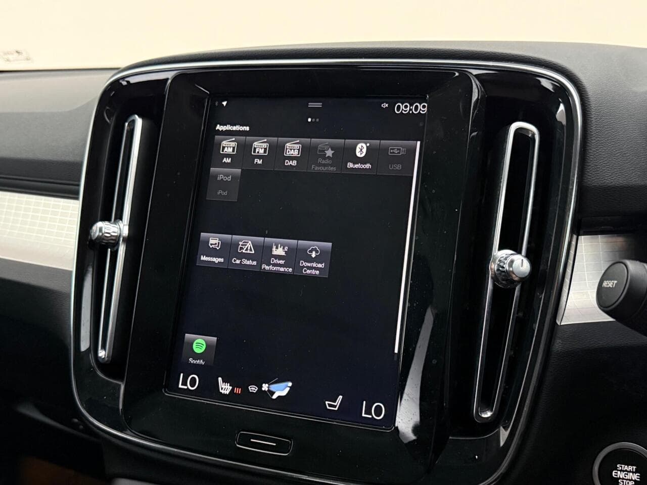 Volvo XC40 thumbnail Infotainment System