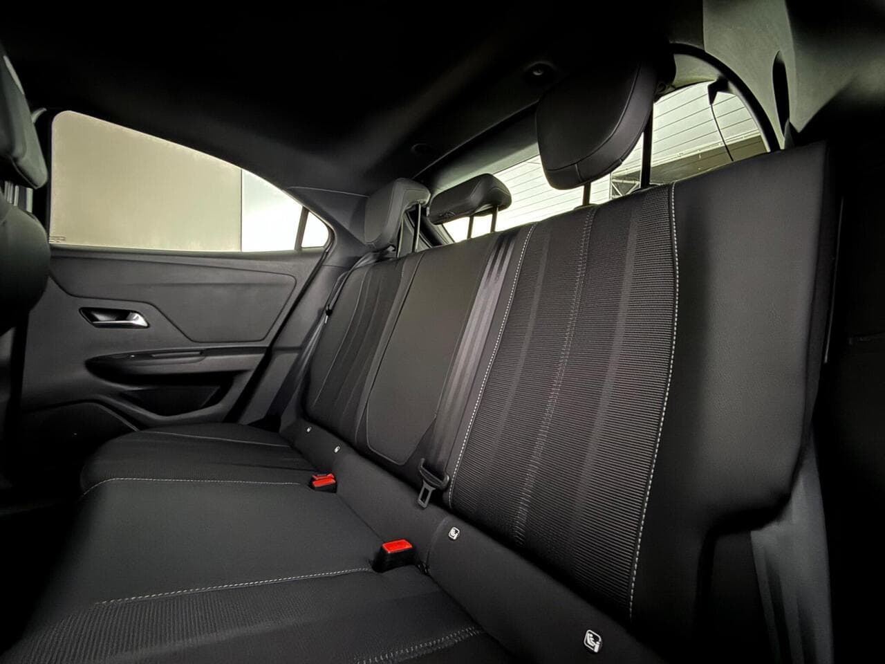 Vauxhall Mokka thumbnail Seats Rear