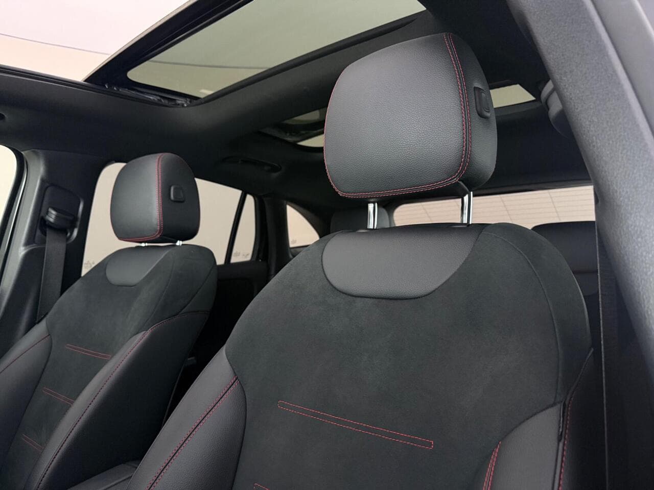 Mercedes-Benz GLA thumbnail Seat Front Passenger