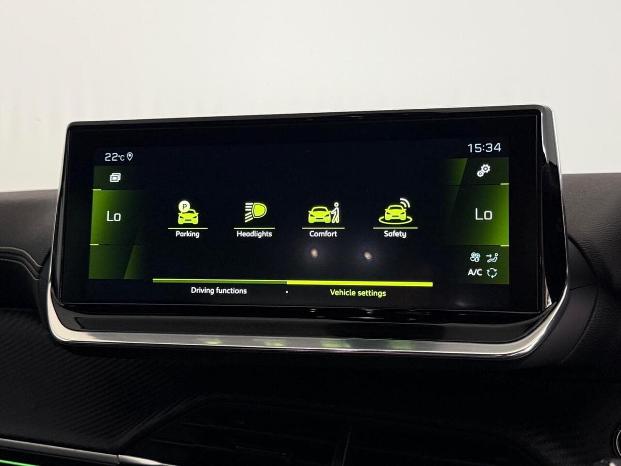Peugeot 208 thumbnail Infotainment System