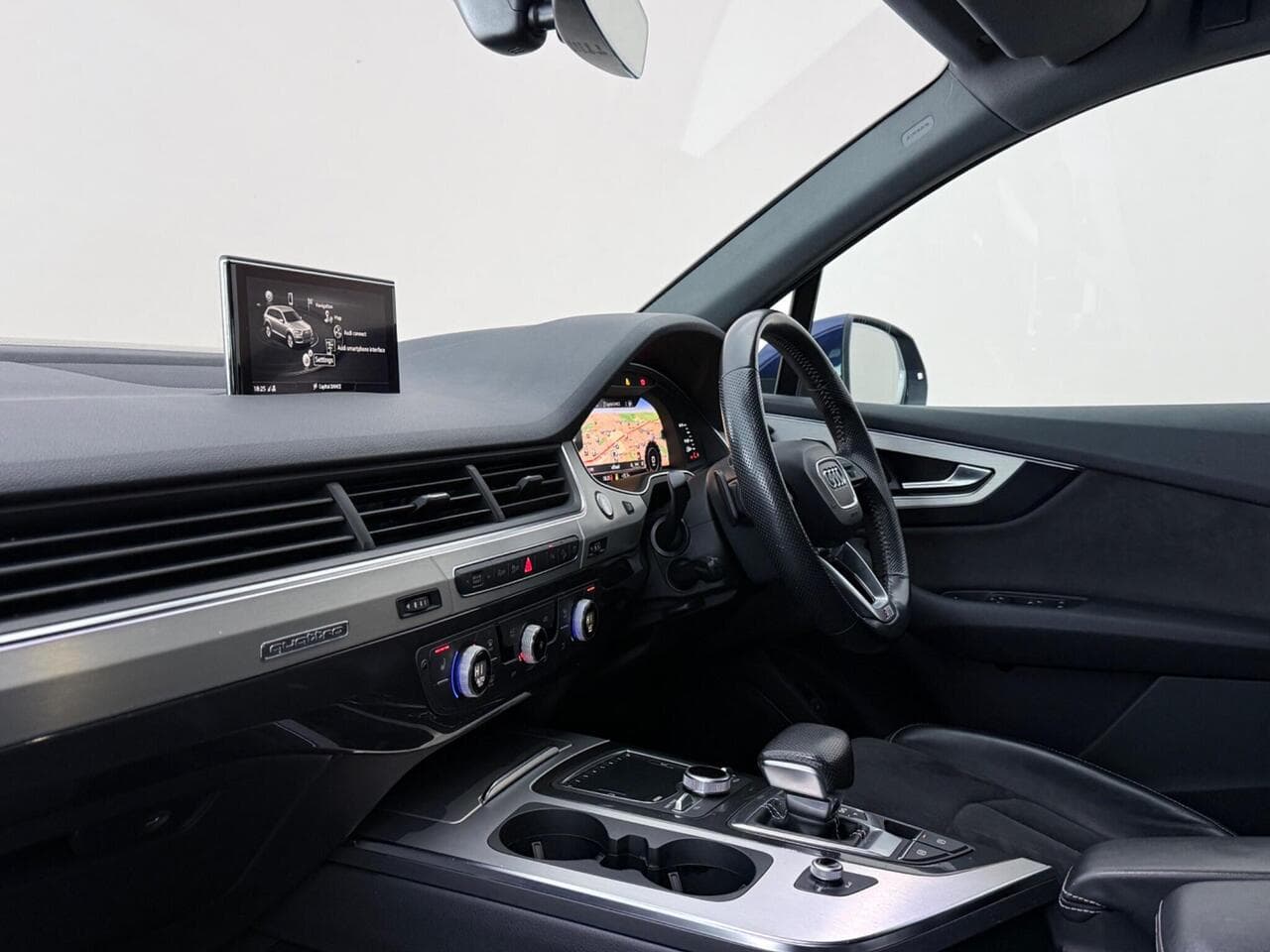 Audi Q7 thumbnail Interior Front