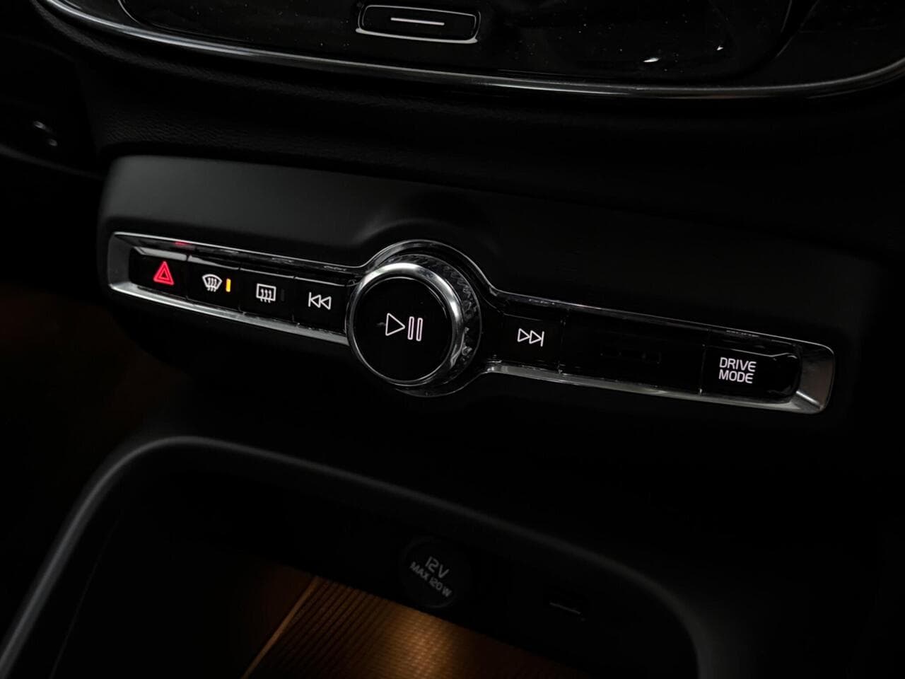 Volvo XC40 thumbnail Misc Controls