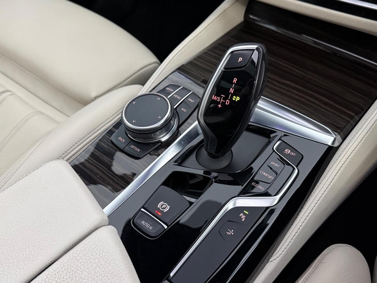 BMW 6 Series Gran Turismo thumbnail Interior Front