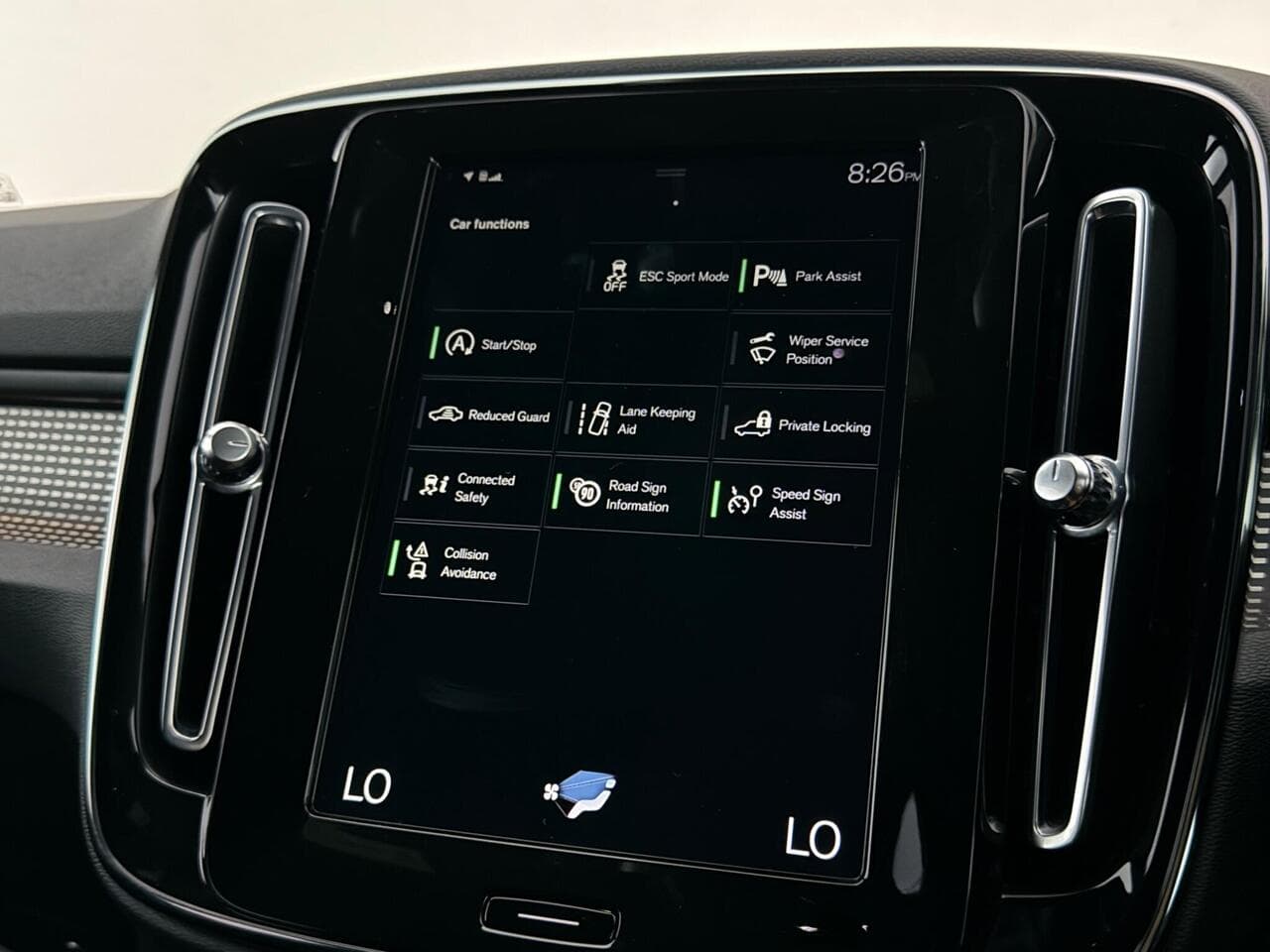Volvo XC40 thumbnail Infotainment System