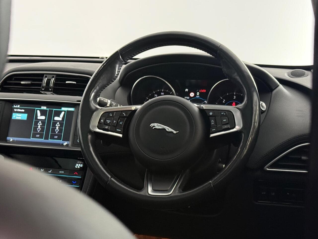 Jaguar F-PACE thumbnail Steering Wheel