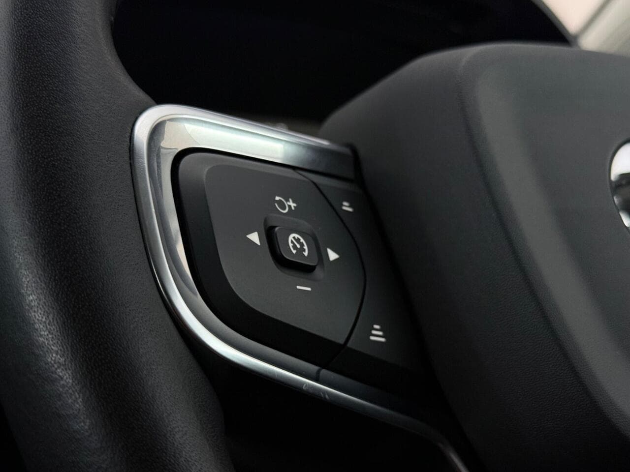 Volvo XC40 thumbnail Misc Controls