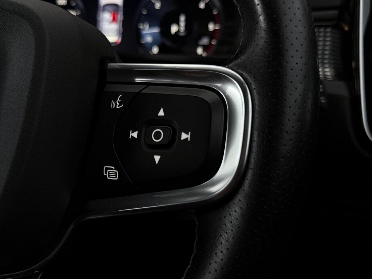 Volvo XC40 thumbnail Misc Controls