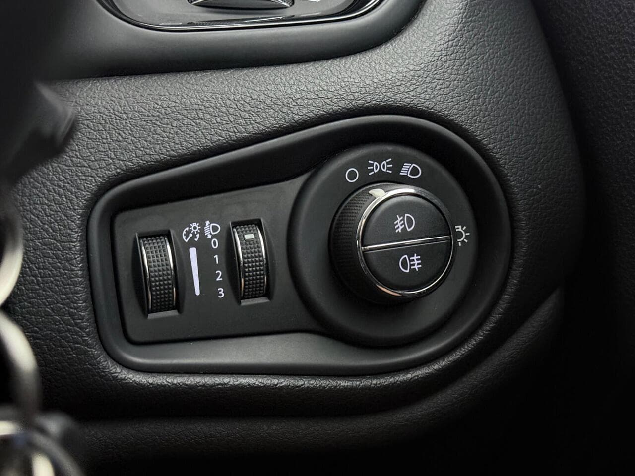 Jeep Renegade thumbnail Misc Controls
