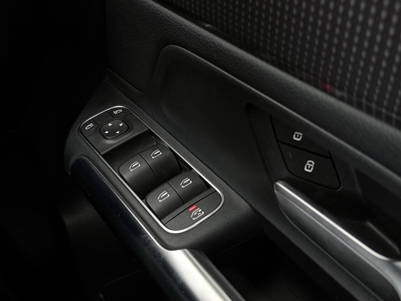 Mercedes-Benz GLA thumbnail Misc Controls
