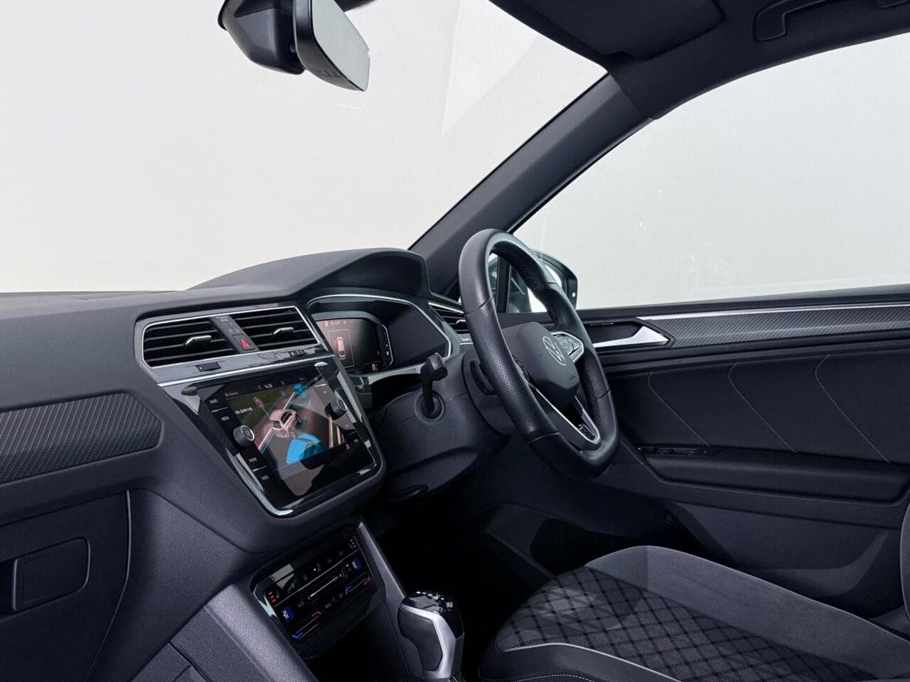 Volkswagen Tiguan thumbnail Interior Front