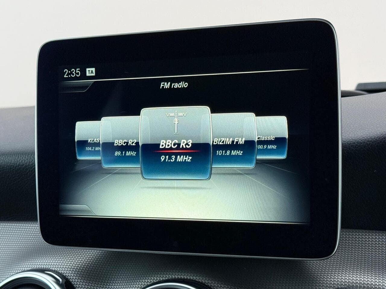 Mercedes-Benz GLA thumbnail Infotainment System