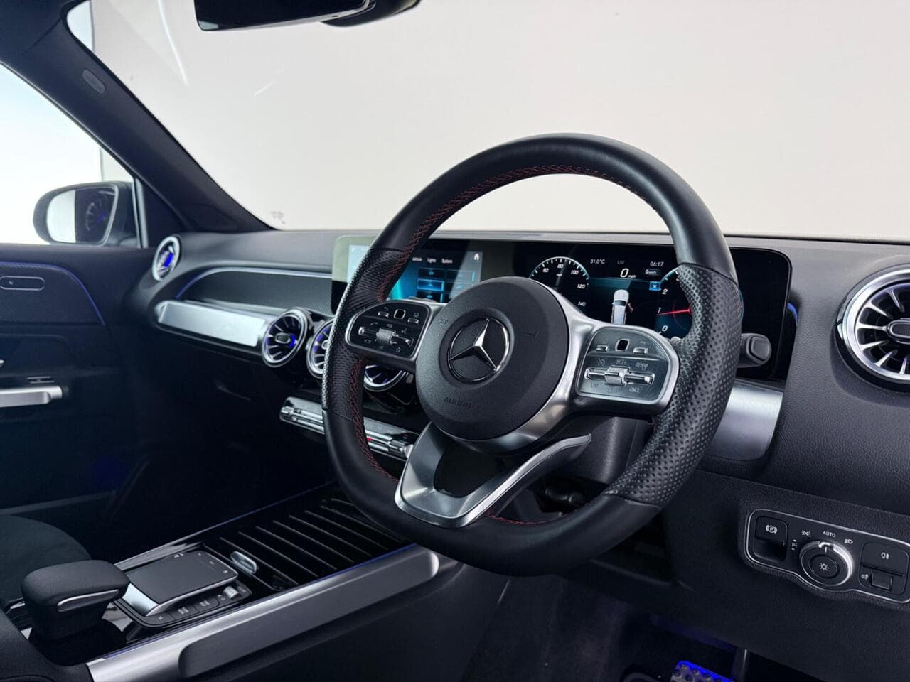 Mercedes-Benz GLB thumbnail Interior Front