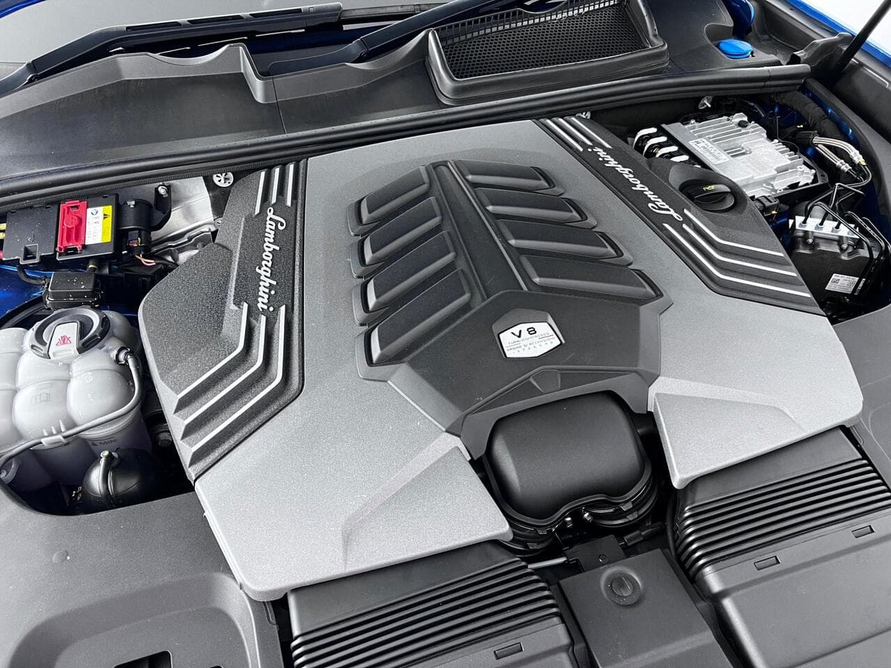 Lamborghini Urus thumbnail Engine