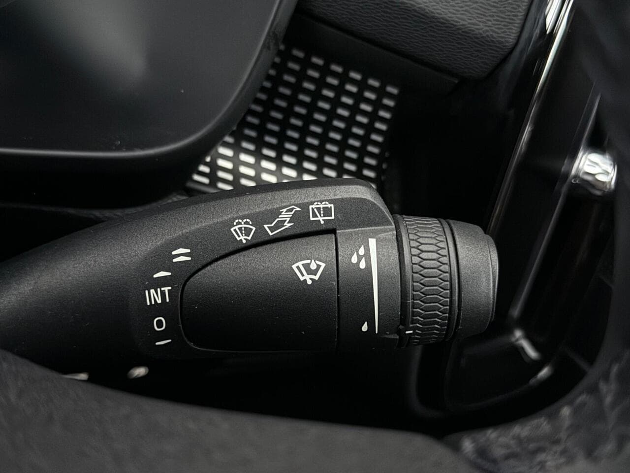 Volvo XC40 thumbnail Misc Controls