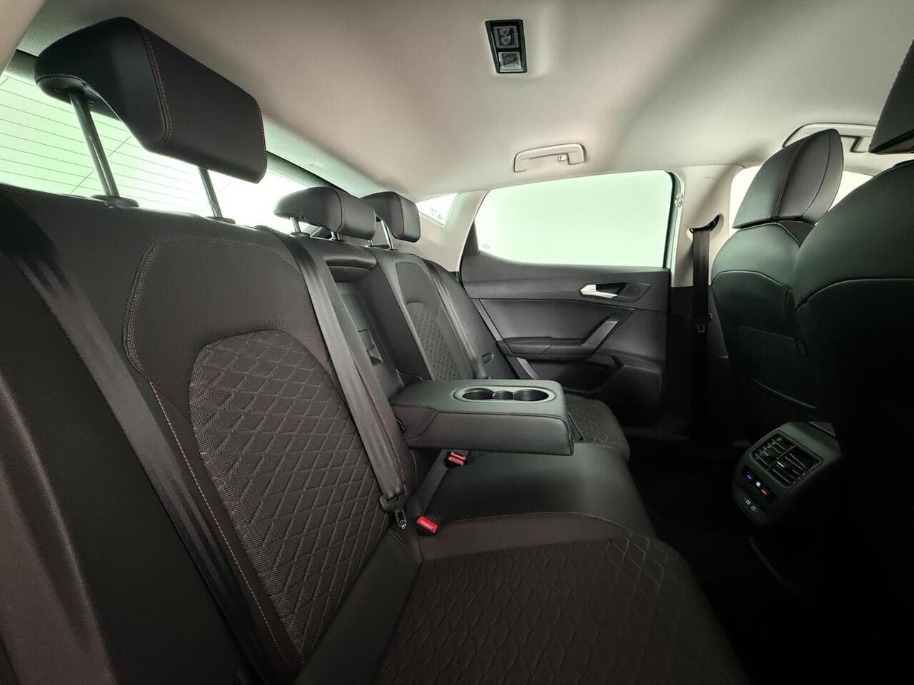 SEAT Leon thumbnail Seats Rear