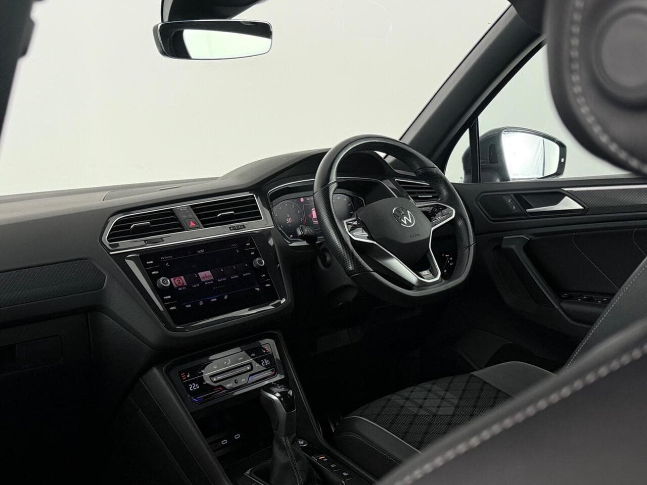 Volkswagen Tiguan thumbnail Interior Front