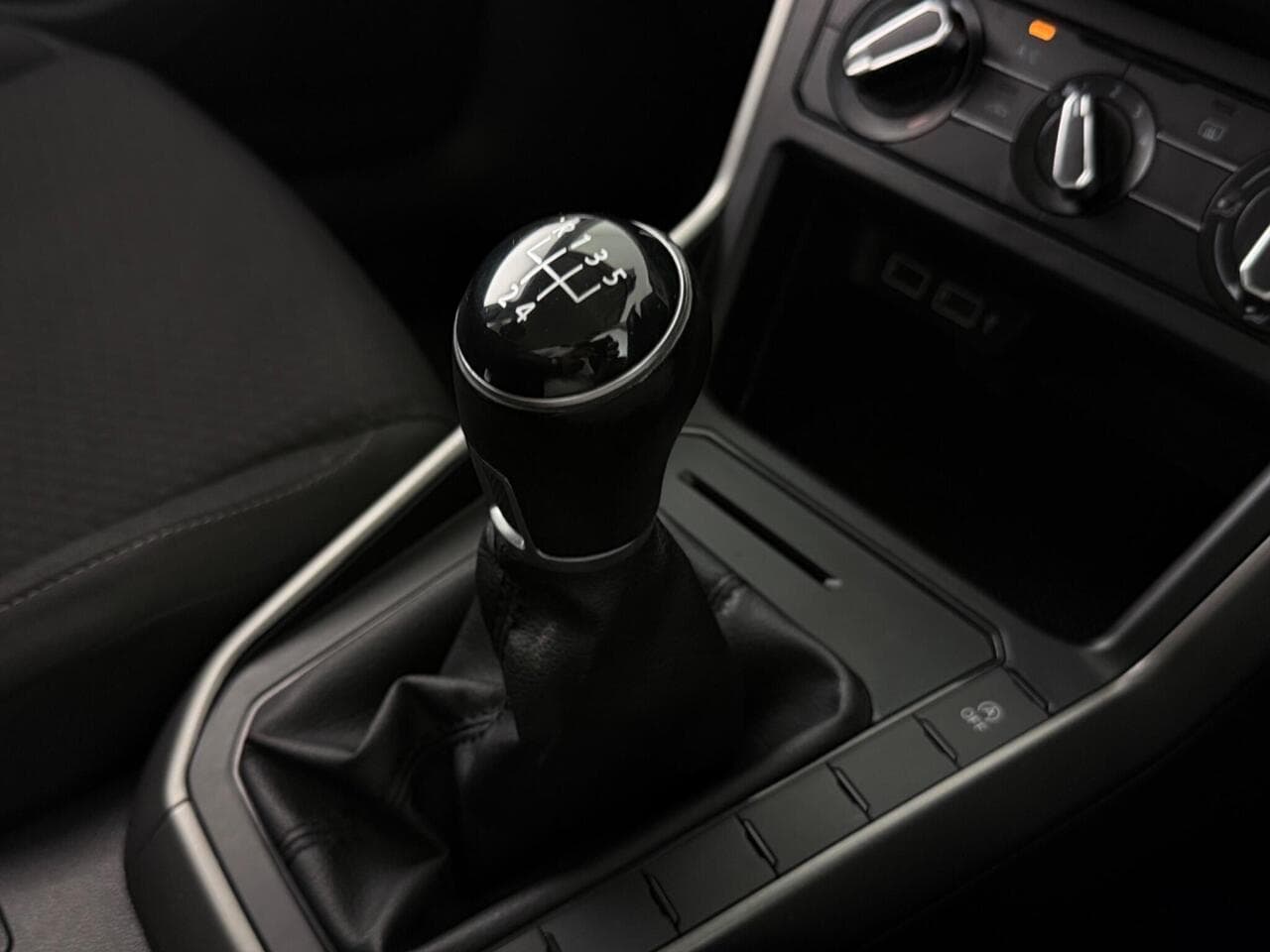 Volkswagen Polo thumbnail Interior Front