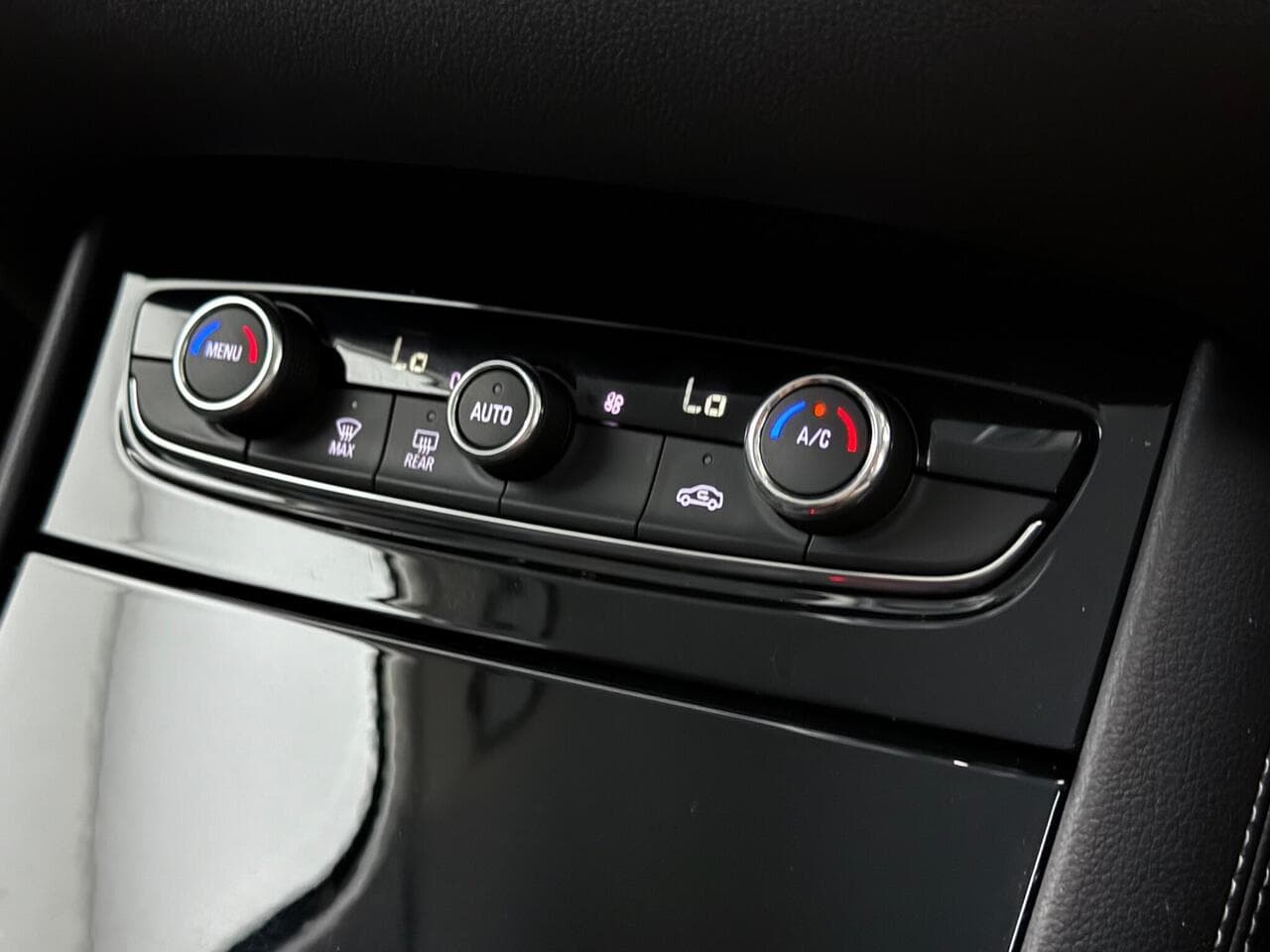 Vauxhall Grandland X thumbnail Misc Controls