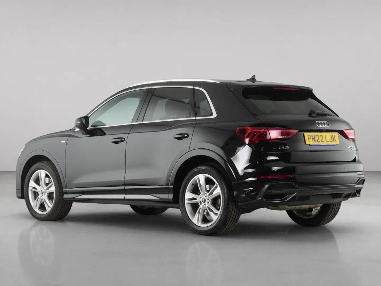 Audi Q3 thumbnail Rear Left