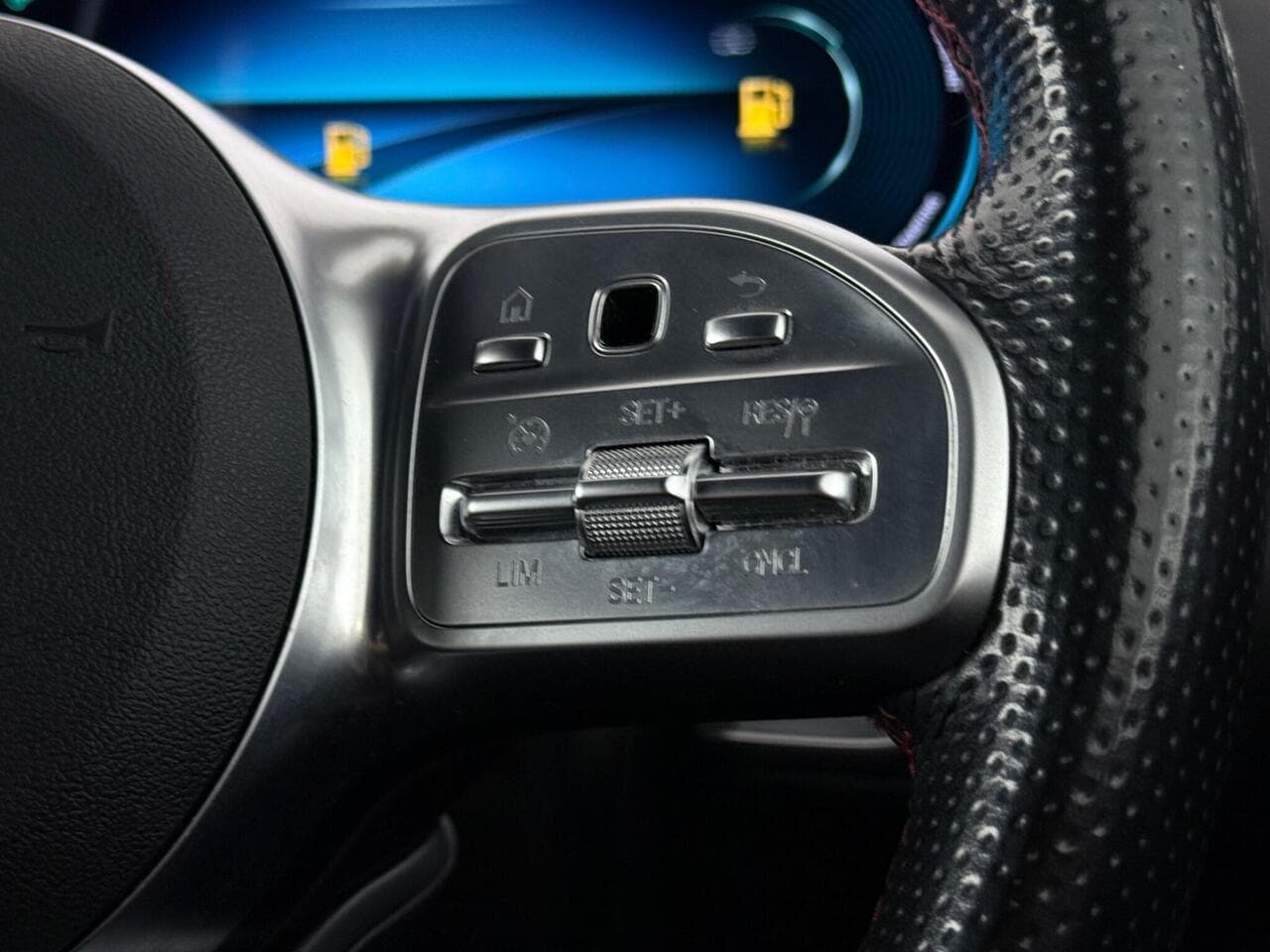 Mercedes-Benz GLB thumbnail Misc Controls