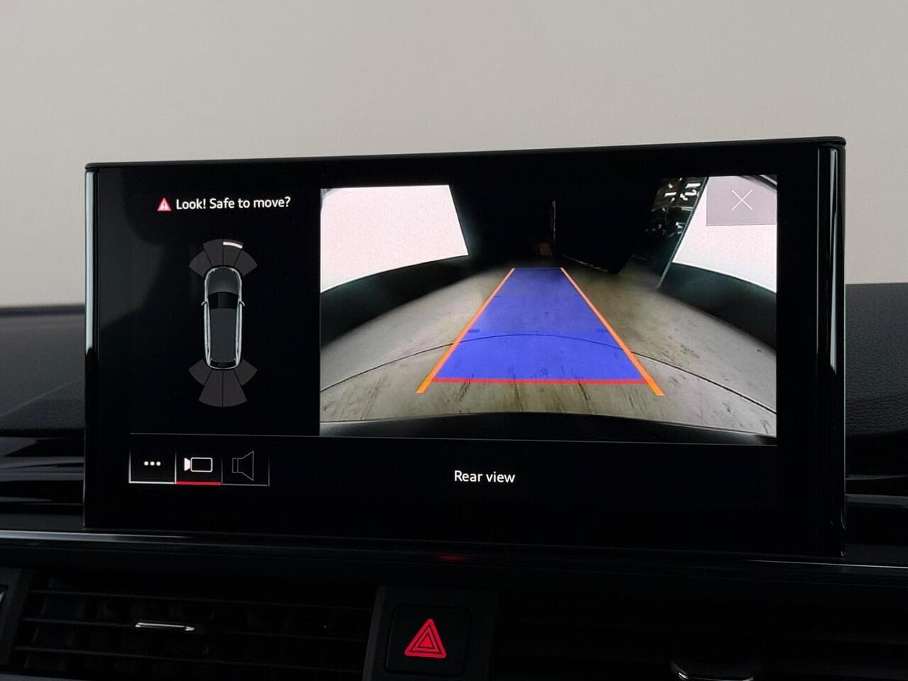 Audi A4 Avant thumbnail Infotainment System