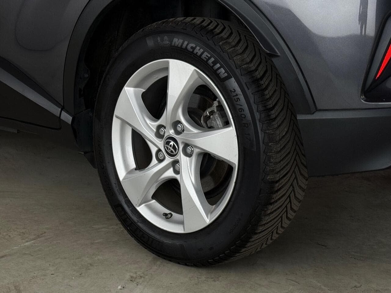 Toyota C-HR thumbnail Wheel