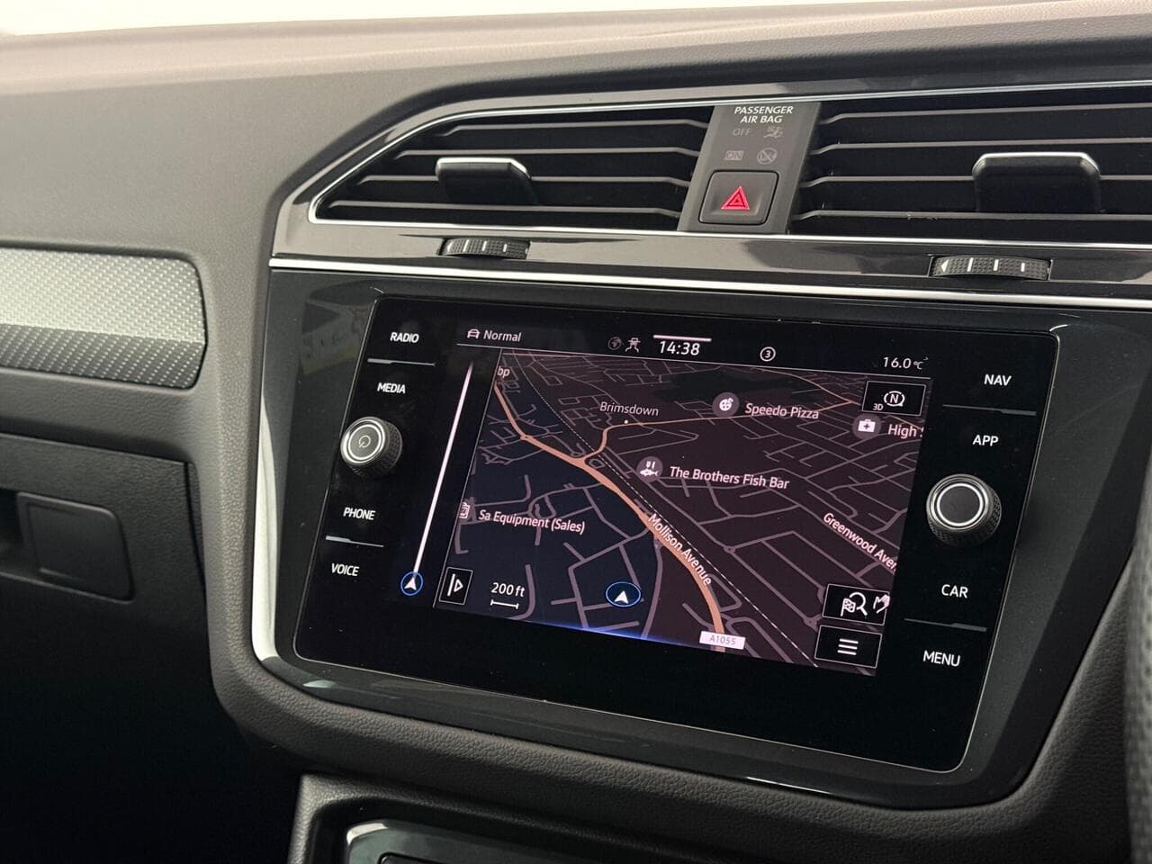 Volkswagen Tiguan thumbnail Infotainment System