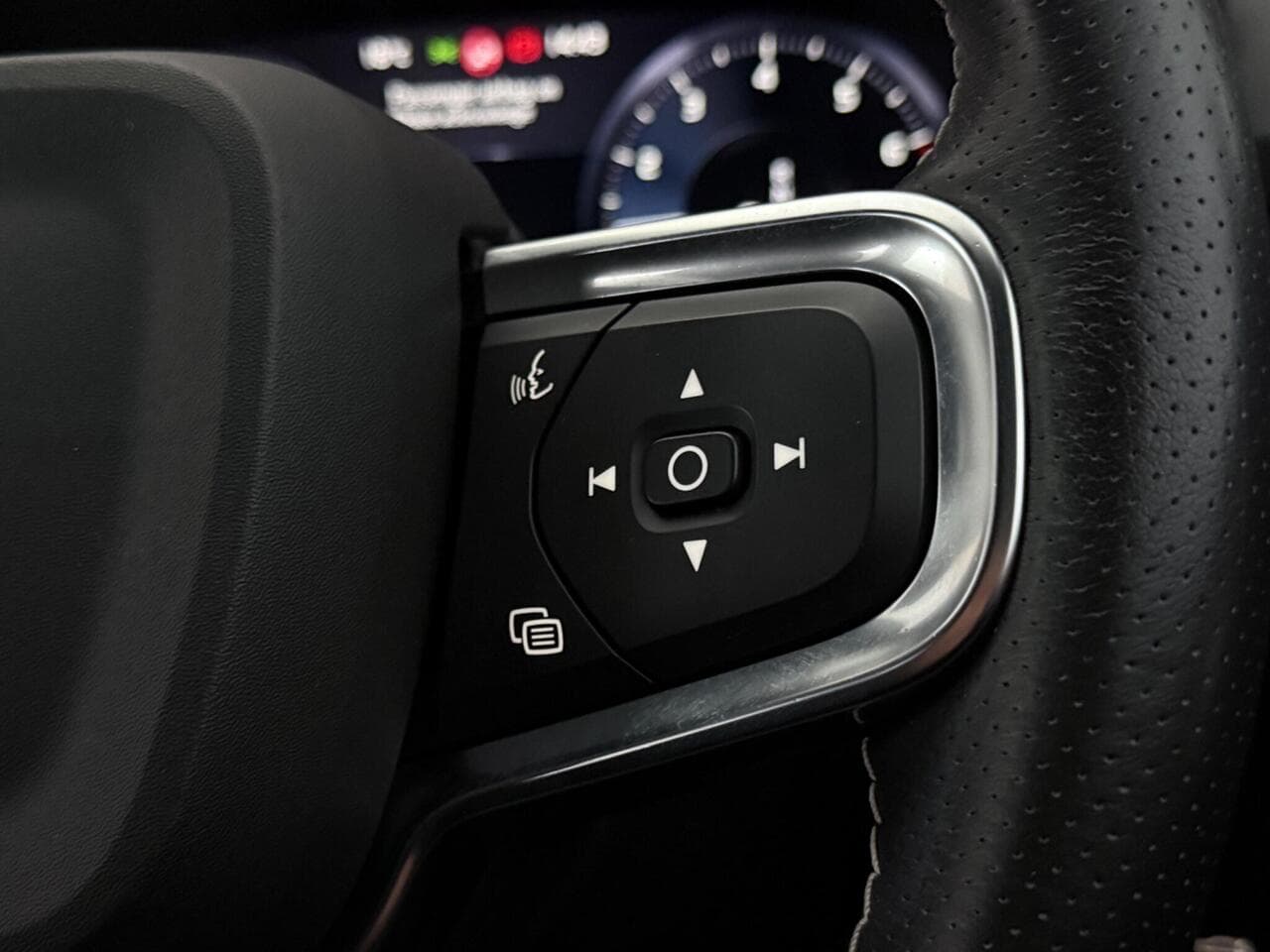 Volvo XC40 thumbnail Misc Controls