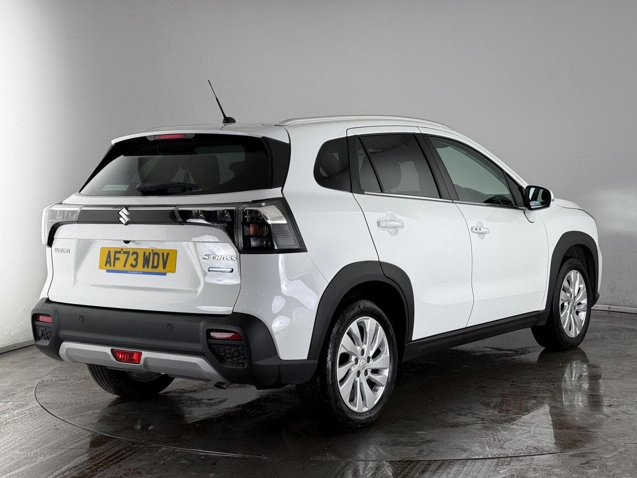 Suzuki S-Cross thumbnail Rear Right