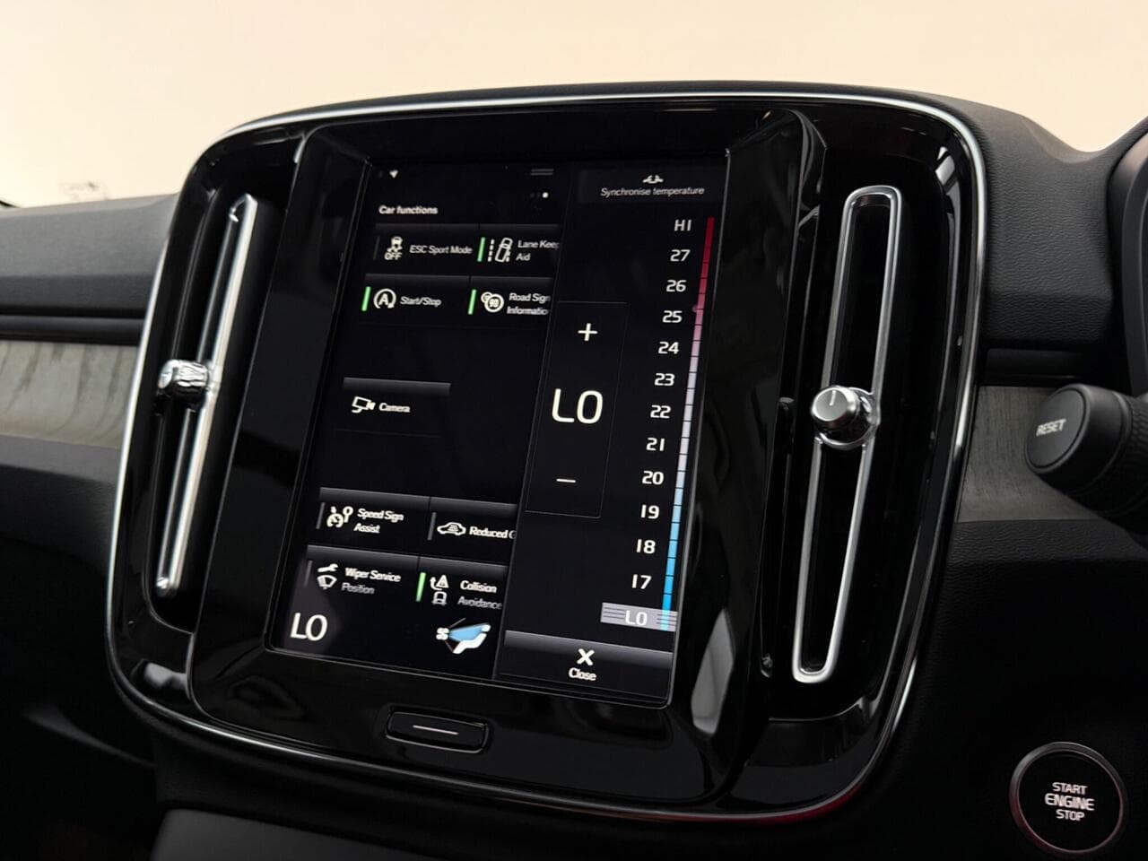 Volvo XC40 thumbnail Infotainment System