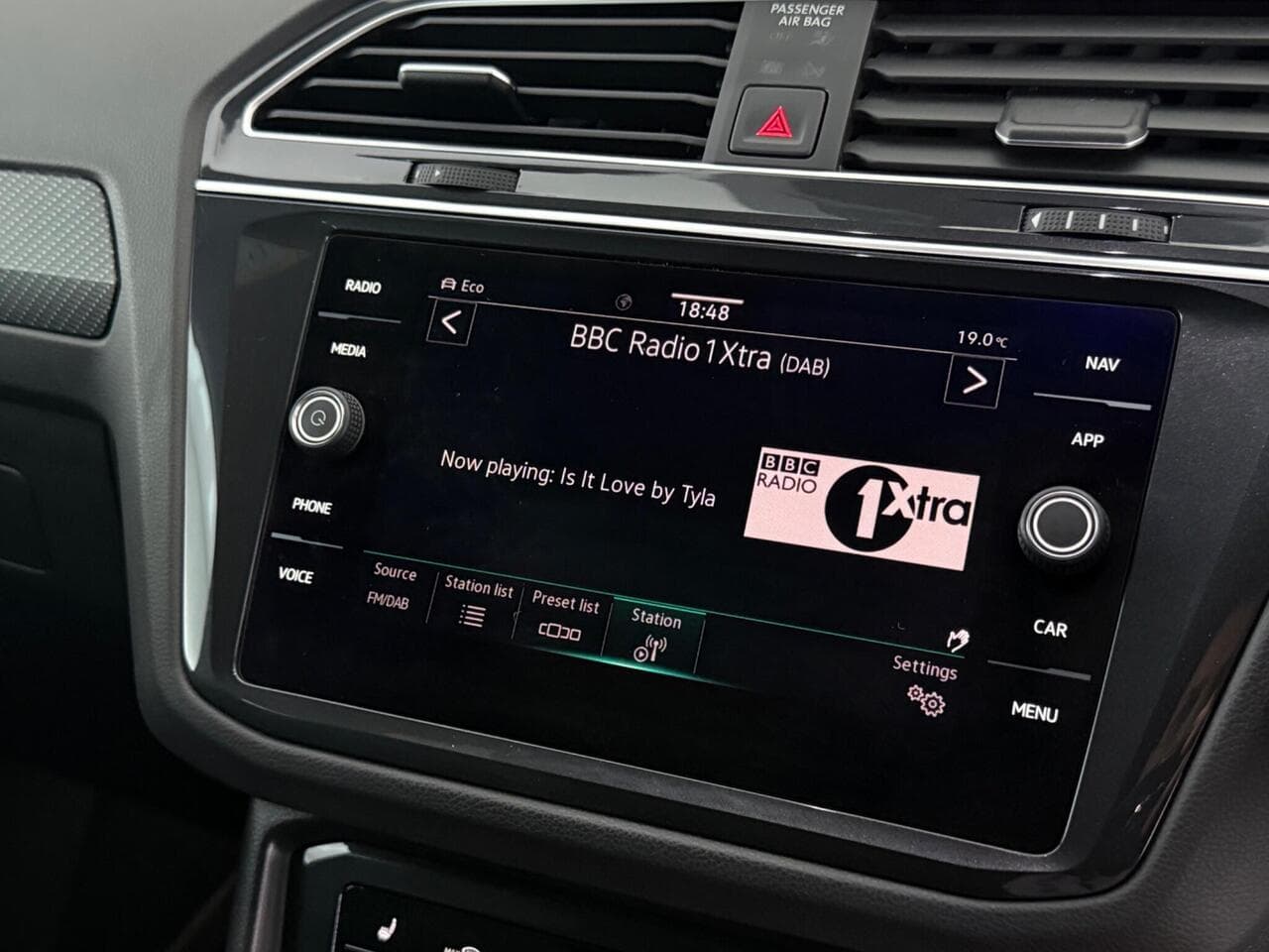 Volkswagen Tiguan thumbnail Infotainment System